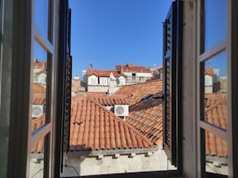 Camas com colchões pillow-top, escrivaninha, quartos à prova de som