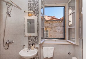 Studio Apartment for 2 people | Bathroom | Shower, hair dryer, towels - Roko House (Dubrovnik)