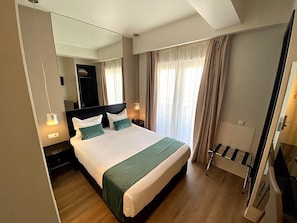 Quarto casal | Cofres nos quartos, escrivaninha, cortinas blackout