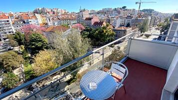 Habitación superior con 1 cama doble o 2 individuales, balcón (and Refrigerator) | Balcón