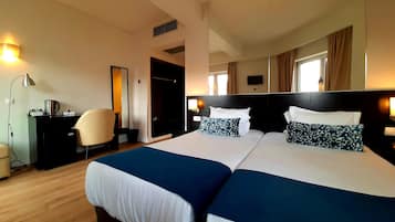 Habitación superior con 1 cama doble o 2 individuales, balcón (and Refrigerator) | 1 dormitorio, caja fuerte, escritorio y cortinas opacas