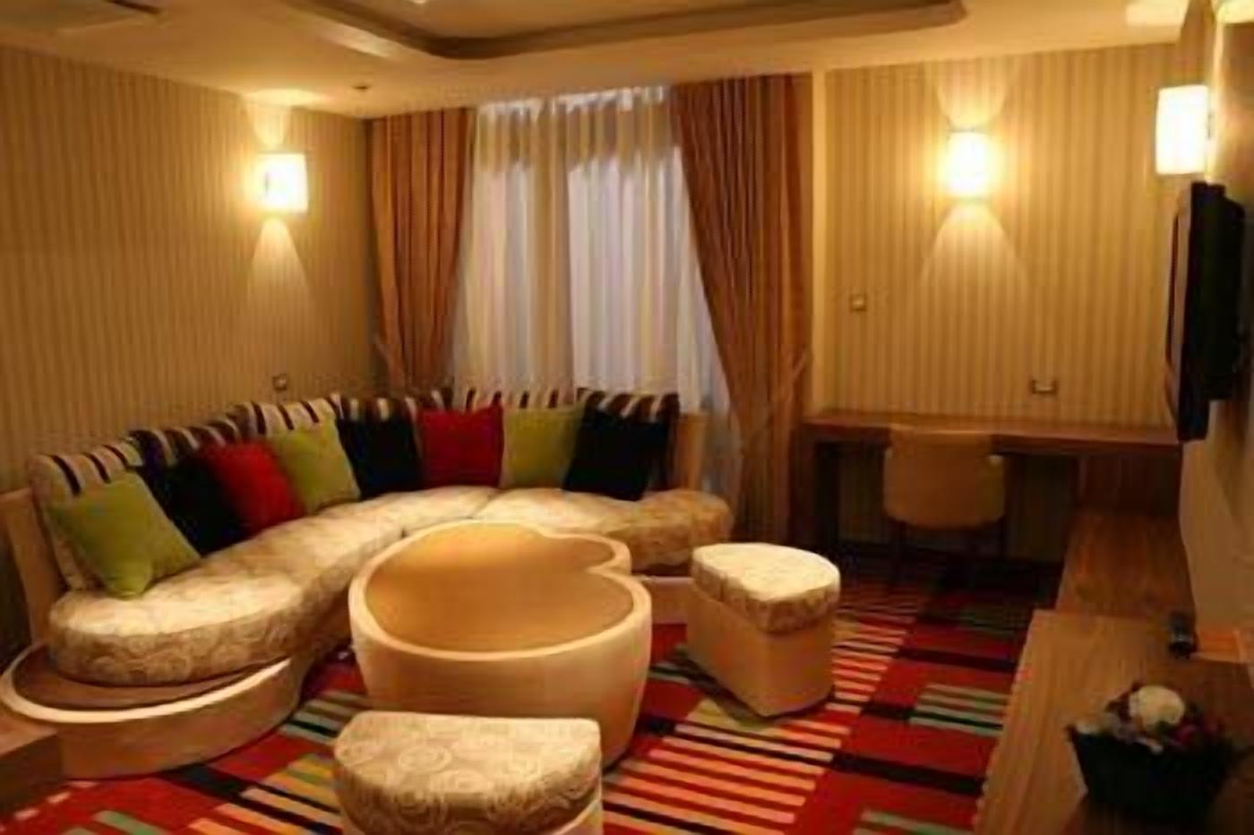 80–tuumainen televisio, jossa satelliittikanavat