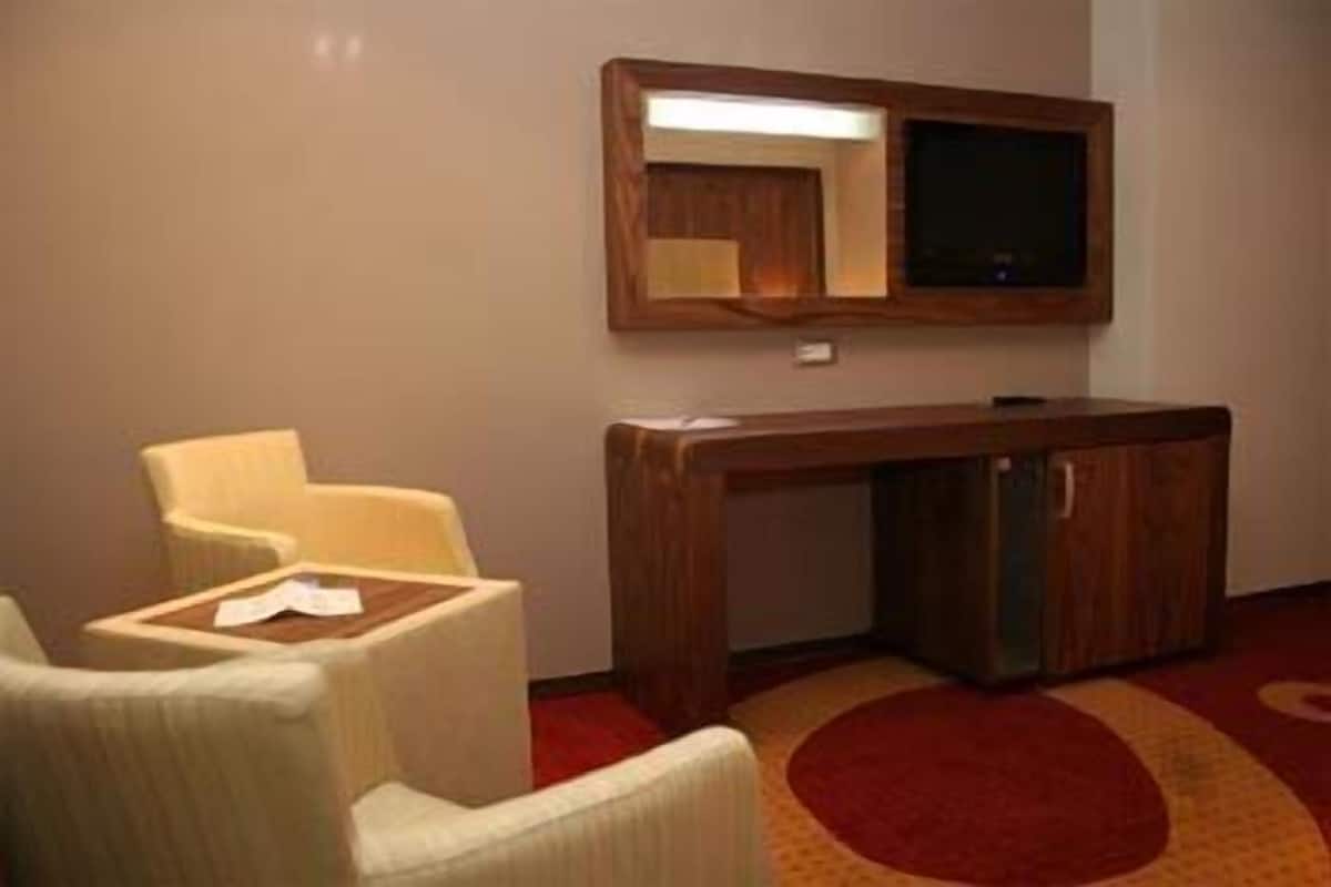 Een 80-inch televisie met satellietzenders en filmpremières
