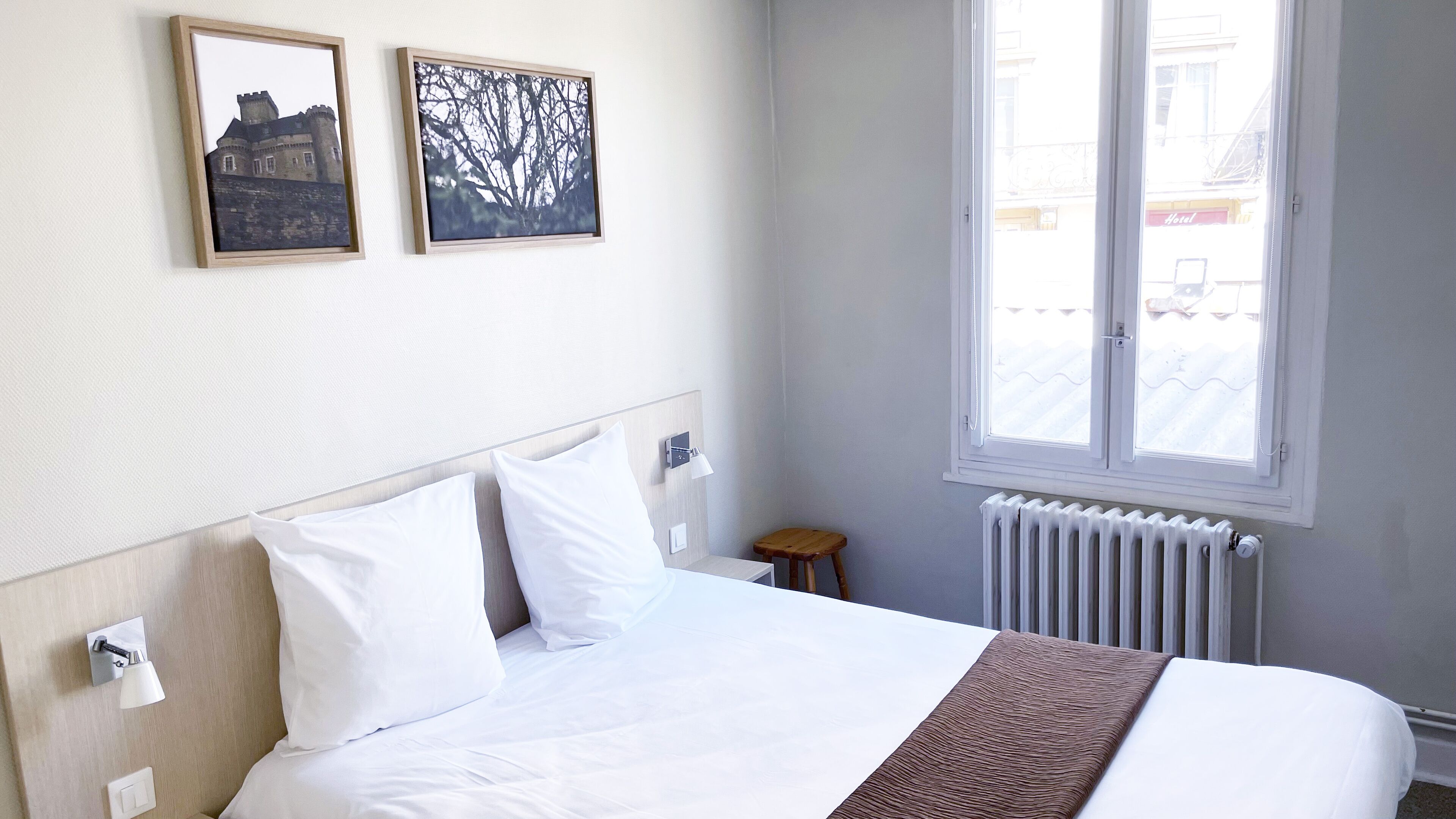 Comfort tweepersoonskamer | Luxe beddengoed, een bureau, verduisterende gordijnen