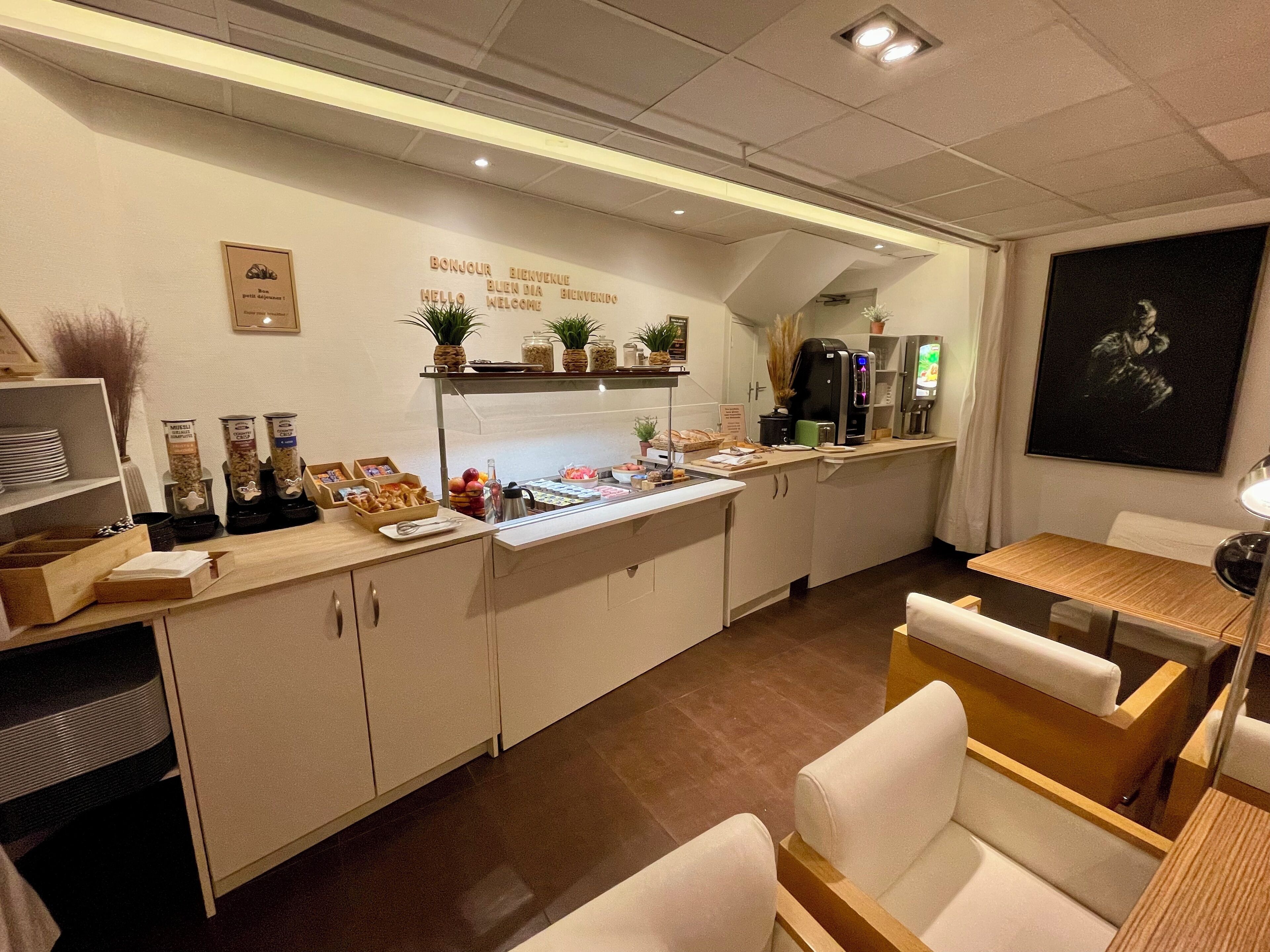 Colazione a buffet, servita tutte le mattine (8.90 EUR a persona) 