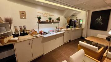 Petit déjeuner buffet (8.90 EUR par personne)