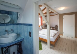 Soundproofing, rollaway beds, free WiFi, bed sheets - Pension und Ferienwohnung Onkel Ernst (Naumburg)