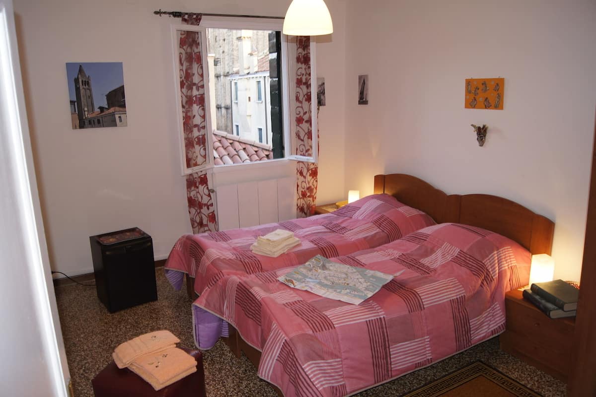 Habitación con 1 cama matrimonial o 2 individuales | Sábanas de algodón egipcio, ropa de cama de alta calidad y wifi gratis