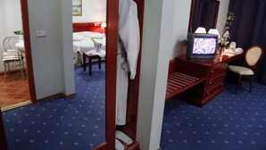 A hotel room with a bed, a TV, a desk, and a chair. - Draakon Hotel (Tartu)
