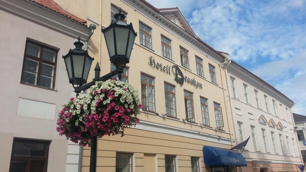 A hotel with a classic facade, multiple windows, and a sign reading "Hotel Draakon". - Draakon Hotel (Tartu)