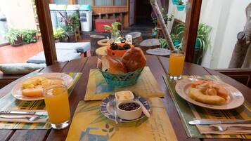 Café da manhã completo todos os dias mediante uma taxa