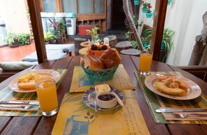 Dagelijks uitgebreid ontbijt (PEN 18 per persoon)