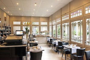 Petit déjeuner buffet (20 EUR par personne)