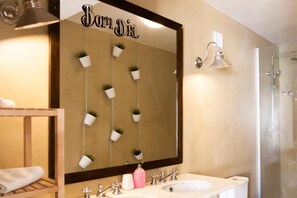 Hair dryer, towels - Oasis Backpackers' Mansion Lisboa (Lisbon)