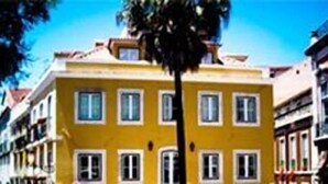 A yellow building with multiple windows and balconies. - Oasis Backpackers' Mansion Lisboa (Lisbon)