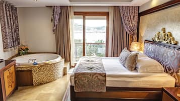 Habitación doble superior, vista al mar | Sábanas de algodón egipcio, ropa de cama de alta calidad y minibar