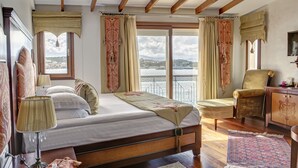 A bedroom with a bed, a chair, a desk, and a view of the sea. - Bülbül Yuvasi Boutique Hotel - Boutique Class (Foça)
