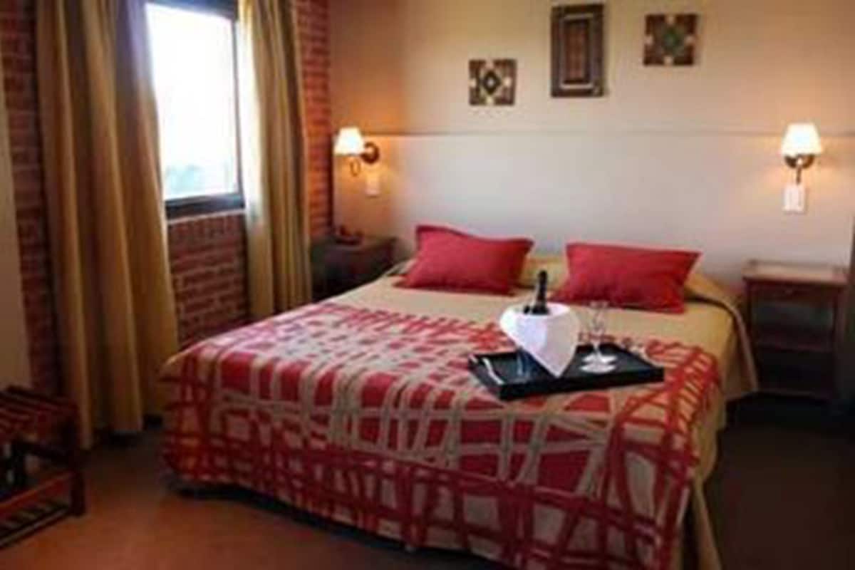 Camera con letto matrimoniale o 2 letti singoli | Una cassaforte in camera, con stile personalizzato