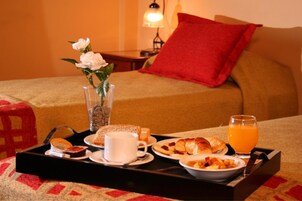 Triple Room | In-room safe, individually decorated, individually furnished, desk