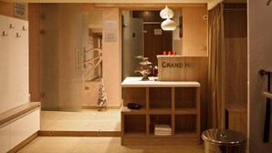 Hot stone massages, sports massages, 1 treatment room