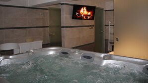 Indoor spa tub