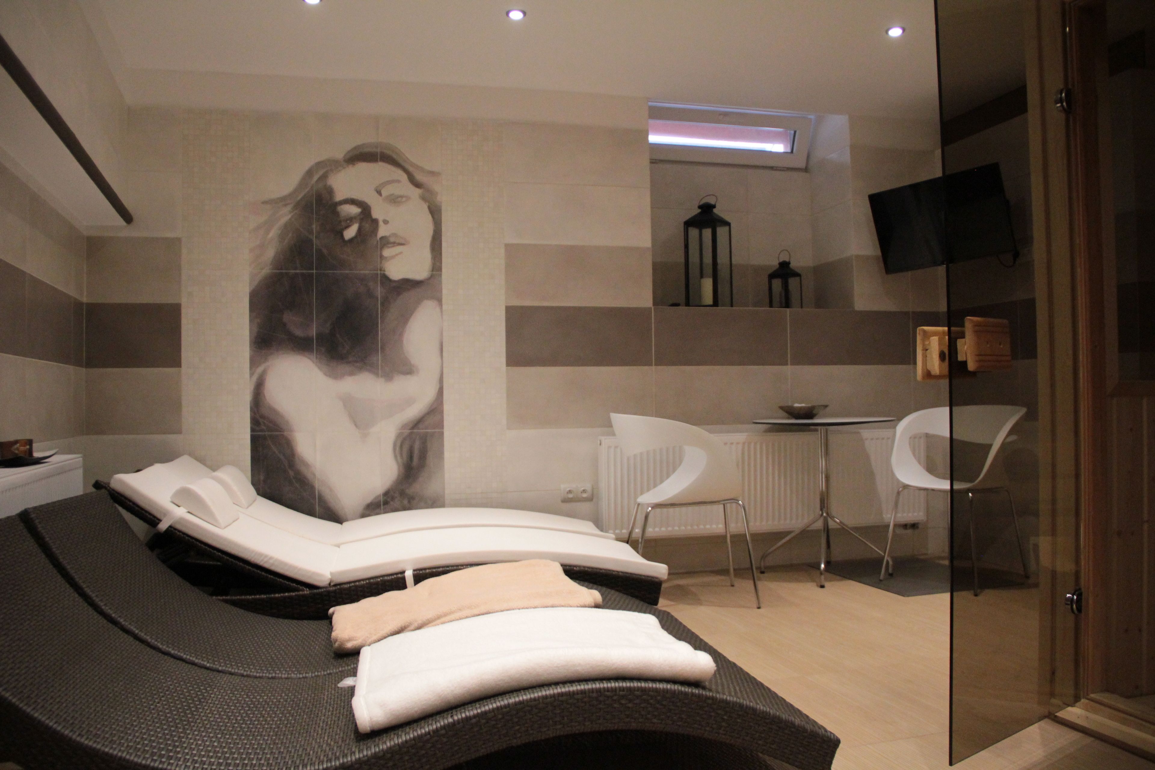 Hot stone massages, sports massages, 1 treatment room