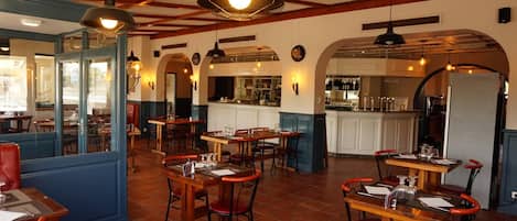 Petit déjeuner et déjeuner servis sur place, spécialités Cuisine locale