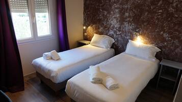 Twin Room | Individually decorated, desk, blackout drapes, free cribs/infant beds