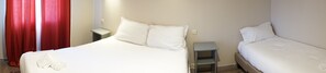 Dreibettzimmer | Individuell dekoriert, Schreibtisch, Verdunkelungsvorhänge