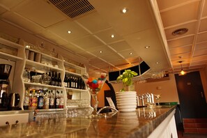 Breakfast, lunch and dinner served  - Hôtel Le Bistrot D'orange (Orange)