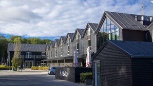 A row of modern buildings with a flat roof and large windows. - Hotel Strandtangen (Skive)