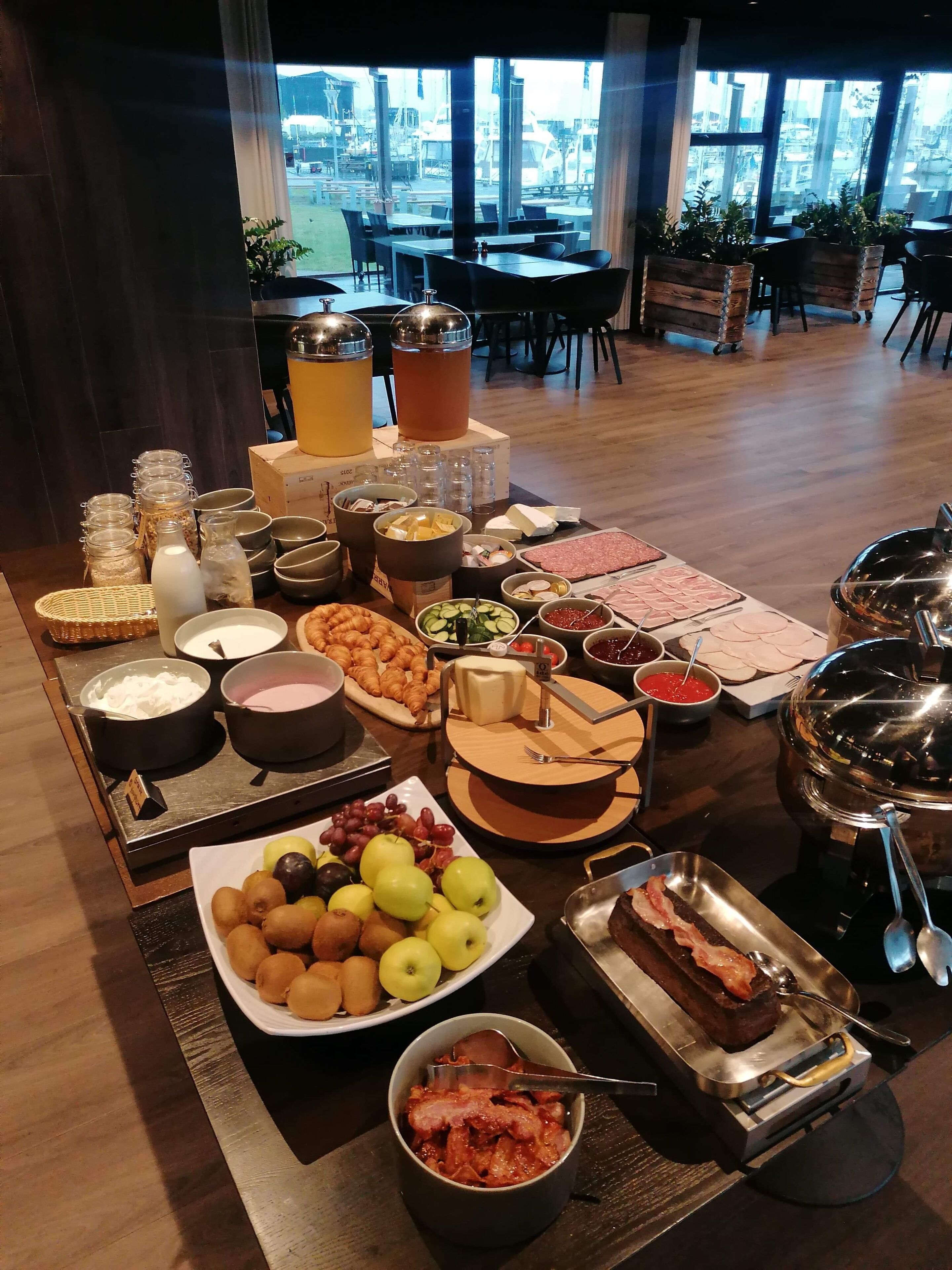Daily buffet breakfast (DKK 100 per person)