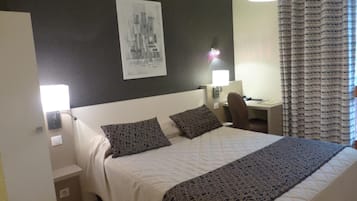 Habitación doble | Caja fuerte, escritorio, wifi gratis