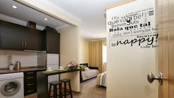 Refrigerador, microondas, placa de cocina, cafetera/tetera