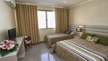 Deluxe Studio Self Catering 3 Guests | Desk, iron/ironing board, free cribs/infant beds, rollaway beds