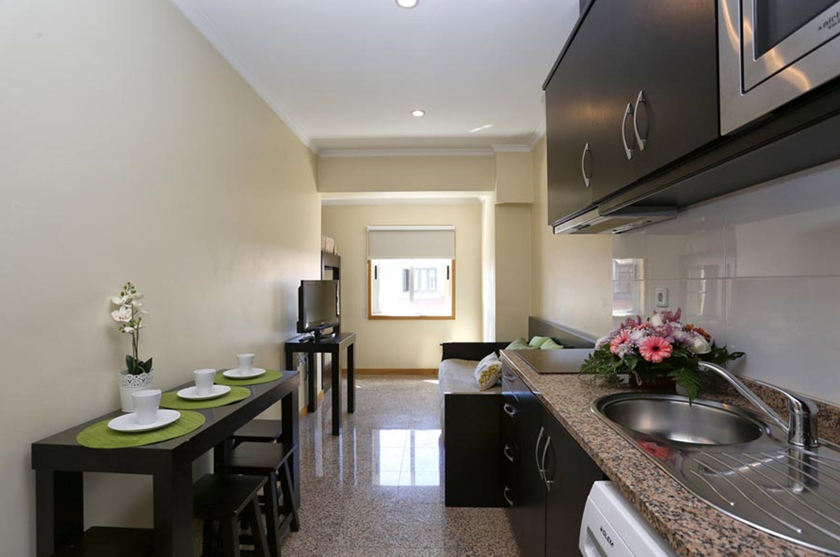 Refrigerador, microondas, placa de cocina, cafetera/tetera
