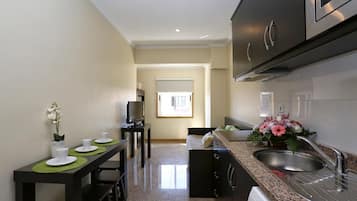 Refrigerador, microondas, placa de cocina, cafetera/tetera