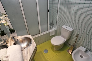 Studio Self Catering 4 Guests | Baño | Regadera, secadora de cabello, toallas 