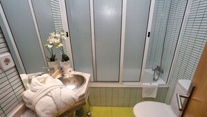 A bathroom with a sink, toilet, and shower. - Oporto City Center Apartments (Porto)