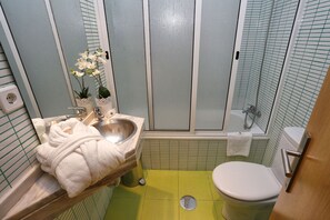Shower, hair dryer, towels - Oporto City Center Apartments (Porto)