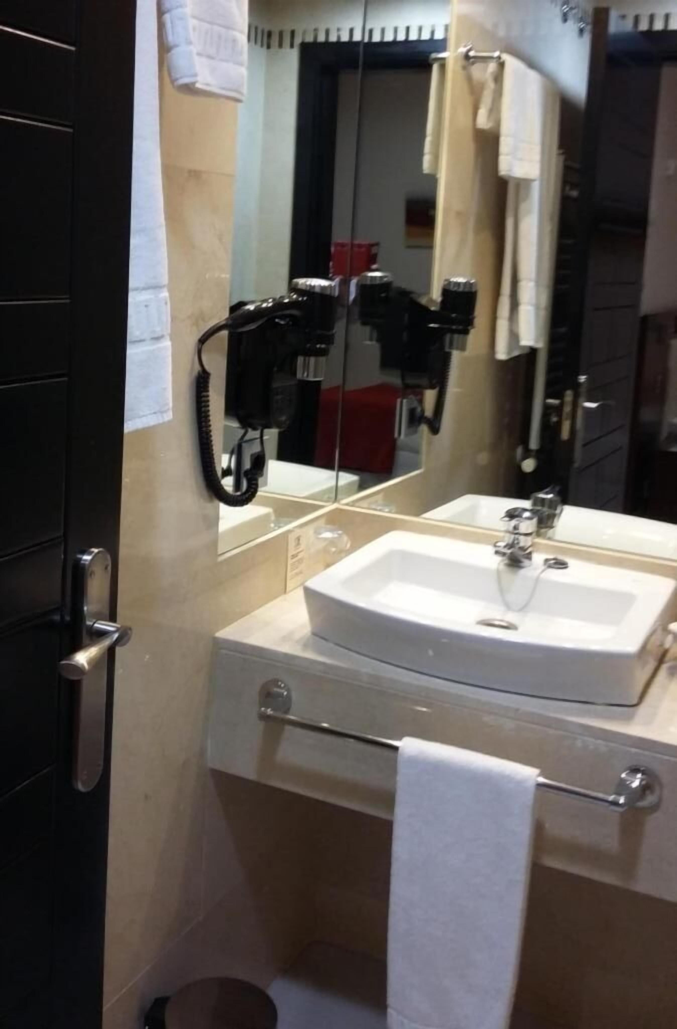 Une machine à coudre avec un miroir et un lavabo blanc.