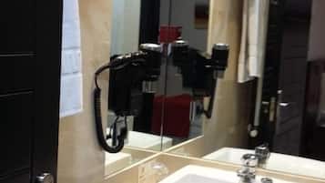 Une machine à coudre avec un miroir et un lavabo blanc.