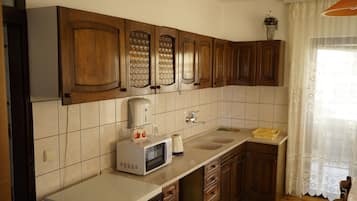 Departamento Confort, 2 habitaciones, con acceso para personas discapacitadas, vista al mar | Cocineta privada | Refrigerador