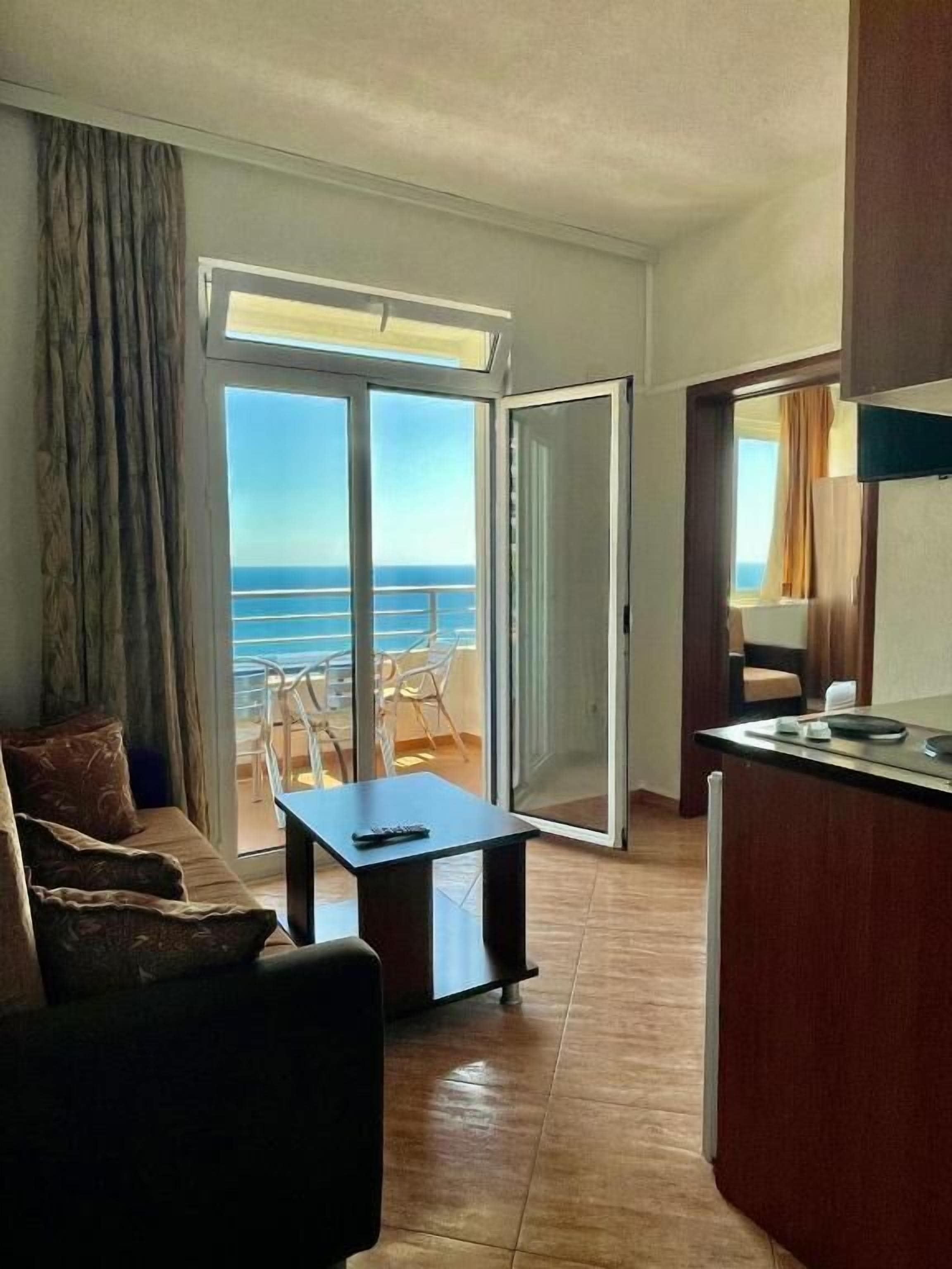 Apartment, 2 Bedrooms, Balcony, Sea View (5 Adults) | Dapur peribadi | Peti sejuk 