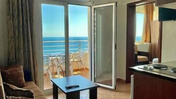 Apartment, 2 Bedrooms, Balcony, Sea View (5 Adults) | Dapur peribadi | Peti sejuk