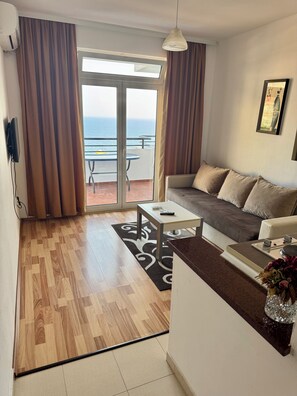 Leilighet – premium, 2 soverom, strandutsikt | Oppholdsområde | TV