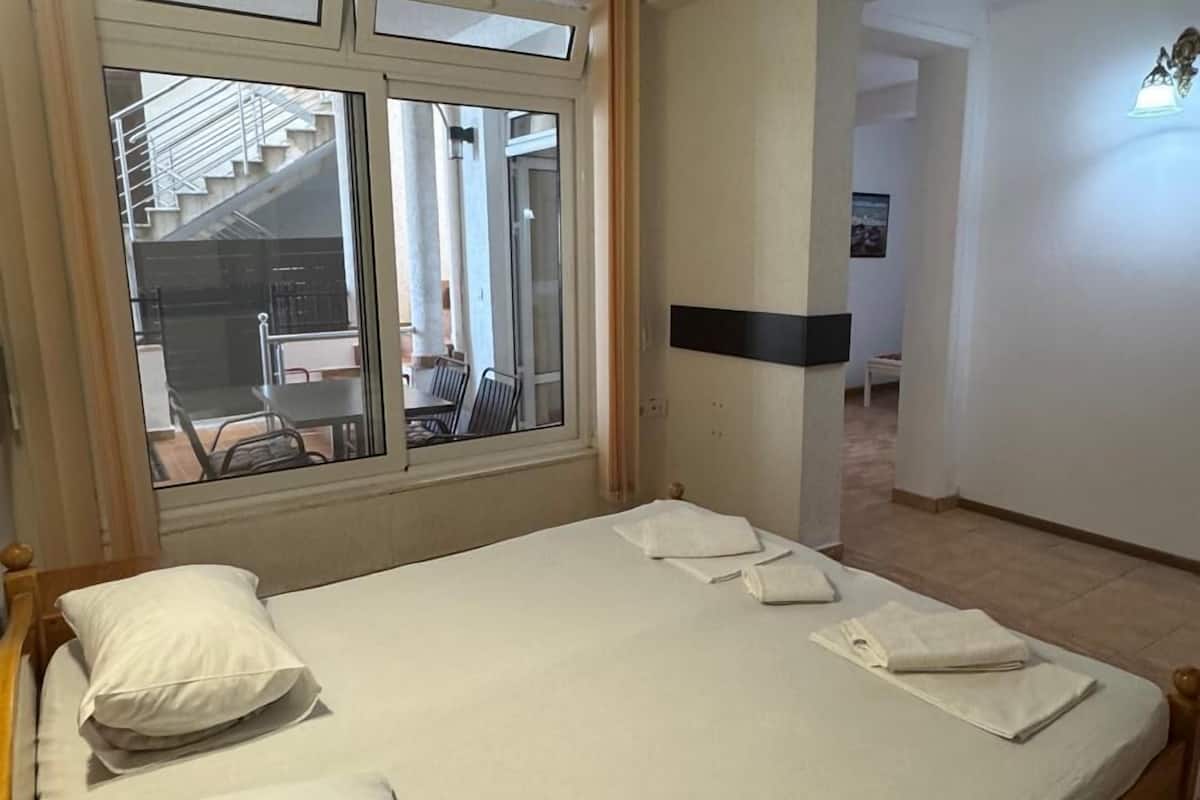 Departamento básico, 1 habitación, balcón, vista parcial al mar | 1 habitación, camas con pillow-top y escritorio