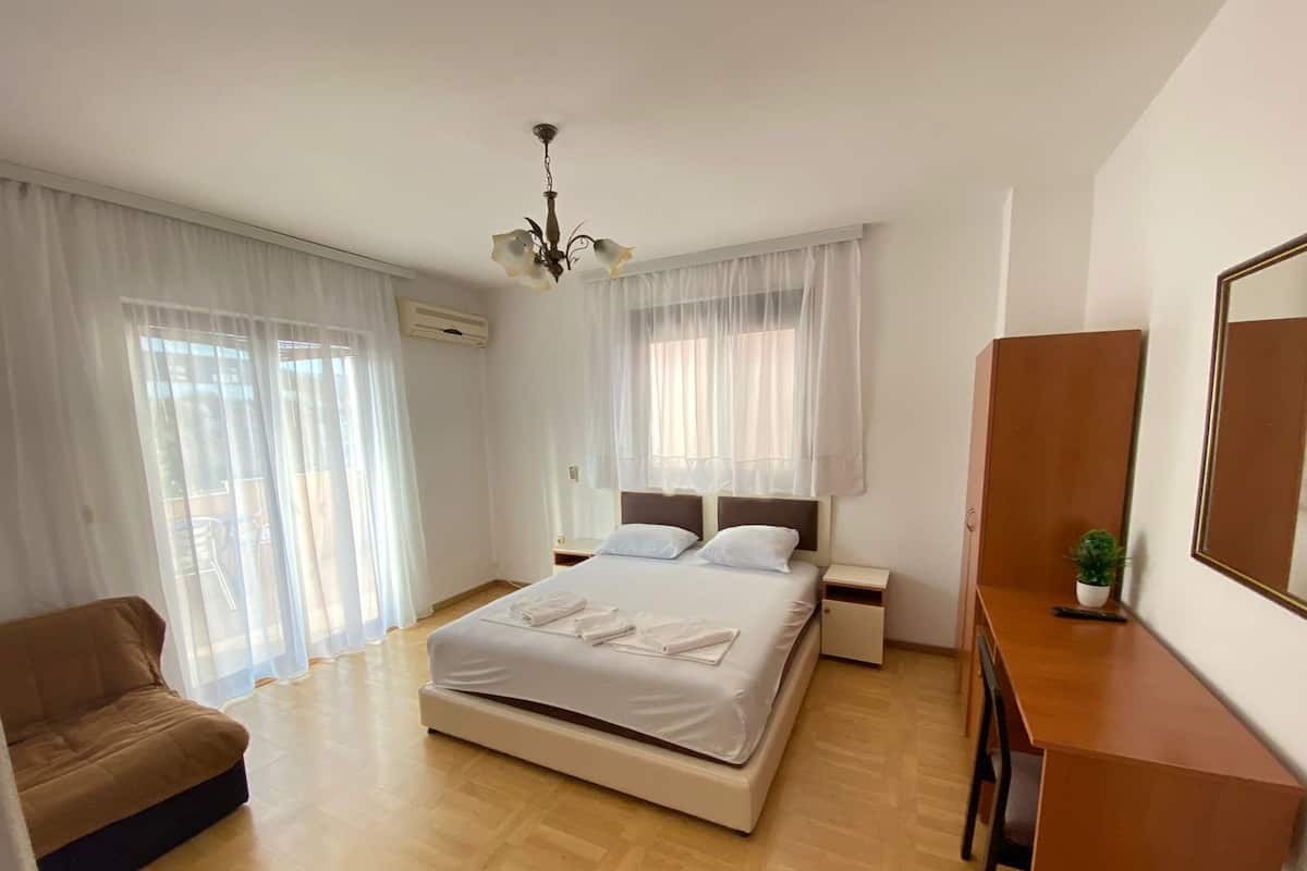 غرفة ثلاثية - سرير مزدوج مع أريكة سرير - بشرفة | أسرّة بطبقة علوية مريحة ومكتب ومكواة/لوح كي وواي فاي مجانًا