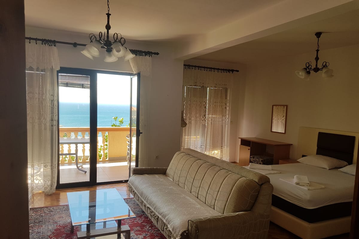 Apartamento Confort, 2 habitaciones, accesible para personas con discapacidad, vistas al mar | 1 dormitorio, colchones con acolchado adicional, escritorio
