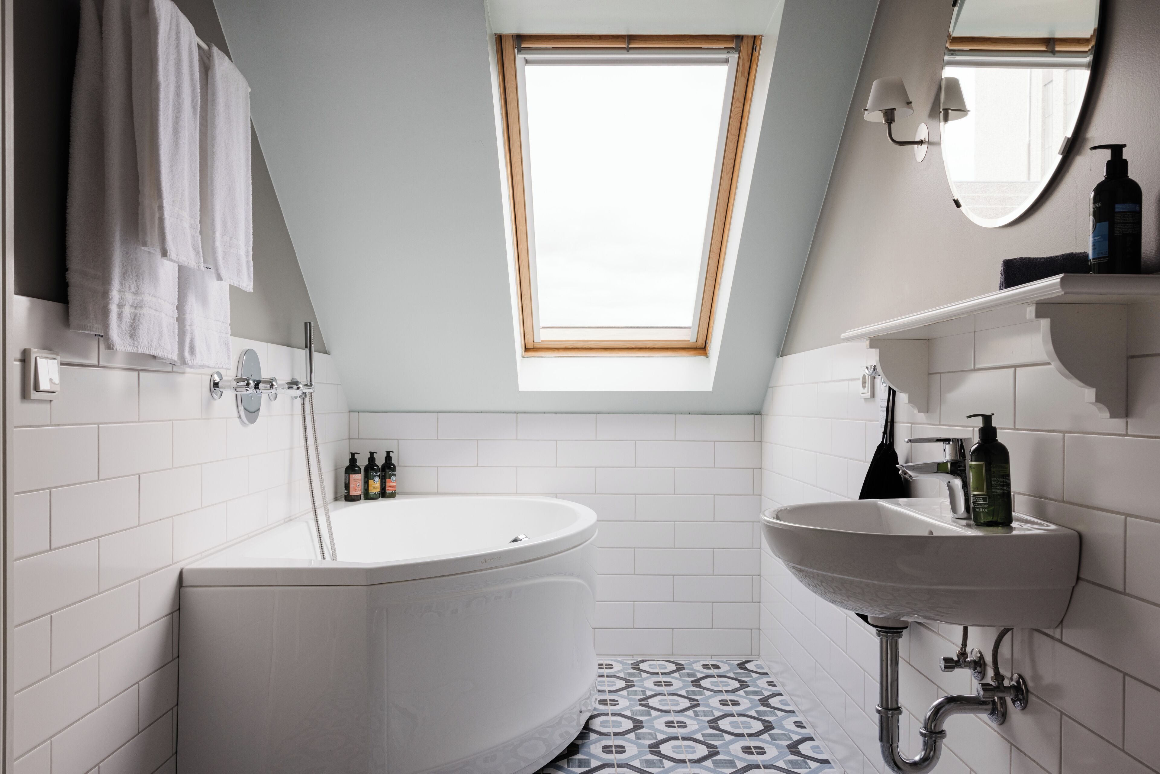 Apartment, 1 Bedroom | Bathroom | Designer toiletries, hair dryer, bathrobes, slippers